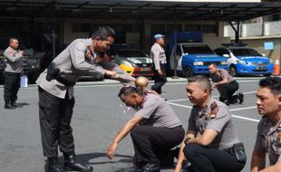 58 Anggota Polres Semarang Naik Pangkat, Tradisi Siram Bunga Dijalankan