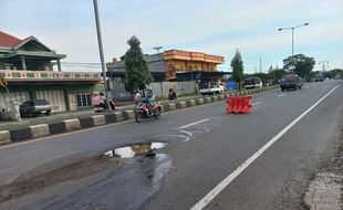 Awas! Ada Lubang Besar di Jalan Jogja-Solo Delanggu Klaten, 5 Motor Jadi Korban