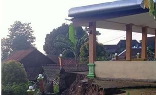 Pagar Ambrol, Bangunan Masjid di Dukuh Wisata Girpasang Klaten Terancam Longsor