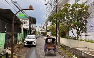 Sosiolog soal Parkir Mobil di Jalan Solo: Keterbatasan Ruang hingga Ingin Pamer