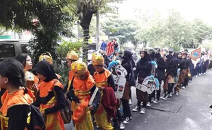 Boyongan ke Gedung Baru, Siswa SMPN 21 Solo Gelar Pawai Kostum Sejauh 1,4 Km