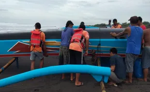 Perahu Nelayan di Pantai Trisik Terbalik Dihantam Ombak, 2 Orang Selamat