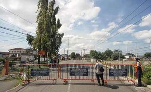 Terekam CCTV, Pencuri 100-An Road Barrier Dishub Solo Menyaru sebagai Petugas