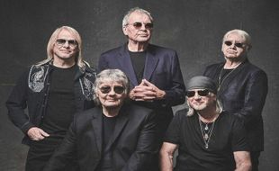 Personel Deep Purple Dapat Cenderamata Keris dari Gibran