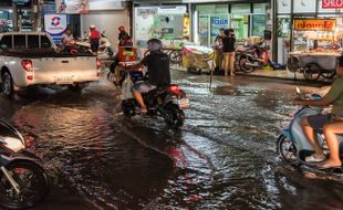 Tips Mengatasi Motor Mendadak Mogok setelah Menerobos Genangan Air di Jalan