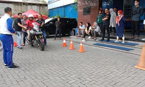 Kenapa Menyangga Motor Harus Kaki Kiri? Ini Kata Instruktur Safety Riding