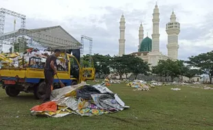 Seusai Perayaan Tahun Baru, Alun-Alun Karanganyar Bak Lautan Sampah