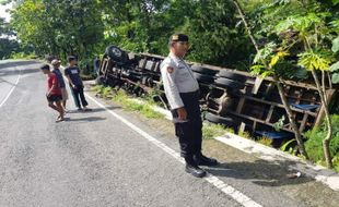 Tak Kuat Nanjak di Tanjakan Sambeng, Truk Tronton Bermuatan Backhoe Terperosok