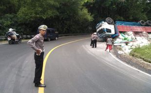 Truk Ngguling di Tikungan Bokong Semar Bantul, Muatan Gaplek Tumpah di Jalan