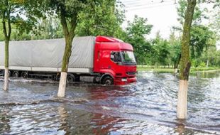 Gegara Banjir, Pengusaha Truk di Jateng Potensi Rugi Rp50 Juta per Kendaraan