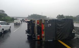 Truk Bermuatan Kerupuk Pecah Ban di Tol Ungaran, 5 Mobil Kecelakaan Karambol