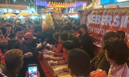 1.000 Kue Keranjang Ditukar dengan Sampah Grebeg Sudiro Solo