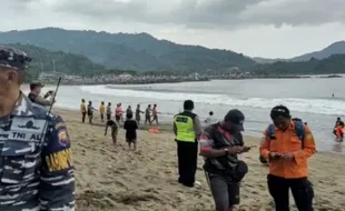 Cuaca Buruk, Pencarian Wisatawan yang Hilang di Pantai Prigi Dihentikan