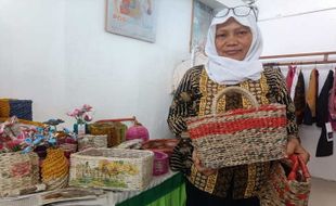 Keren! Ibu-Ibu dari Karanganyar Ini Ubah Sampah Kertas Jadi Rupiah