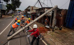 Angin Kencang Terjang Depok, Sejumlah Tiang Listrik dan Pohon Roboh