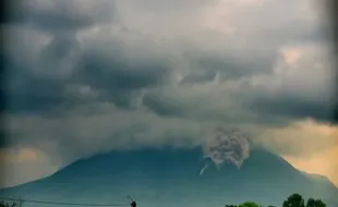 Gunung Merapi Luncurkan Awan Panas, BPBD Jateng: Masih Terkendali