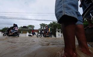 Sungai Dengkeng di Cawas Klaten Meluap, Jalan dan Sekolah Tergenang