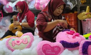 Jelang Hari Valentine, Pesanan Bantal Hati di Solo Mulai Meningkat