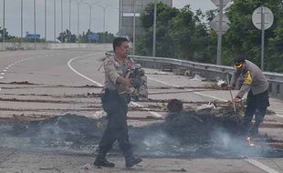 8 Jam Diblokade Warga, Polisi Buka Kembali Jalan Tol Jatikarya di Bekasi