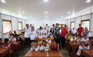 Telkom Serahkan Bantuan Sekolah Sementara di Cianjur, Ada Internet Gratis