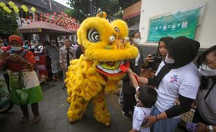 Atraksi Barongsai dan Liong Semarakkan Perayaan Cap Go Meh di Solo