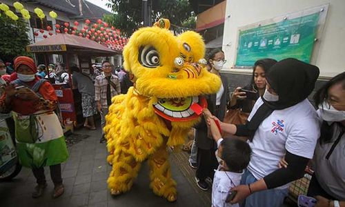 Atraksi Barongsai dan Liong Semarakkan Perayaan Cap Go Meh di Solo