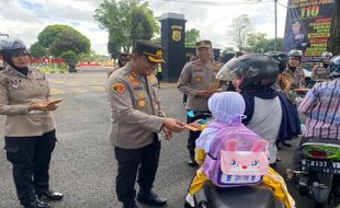 Valentine, Polres Salatiga Bagikan Cokelat dan Helm ke Pengendara Sepeda Motor