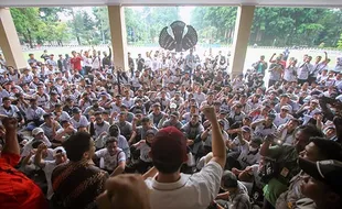 Mahasiswa dan Dosen FKOR UNS Demo di Gedung Rektorat, Protes Dekan Disomasi MWA