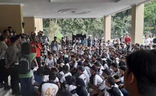 Imbas Somasi dari MWA, Ratusan Mahasiswa dan Dosen FKOR UNS Demo di Rektorat