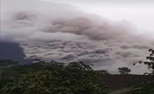 Gunung Semeru Erupsi, Ketinggian Kolom Abu Capai 1.500 Meter dari Puncak