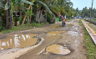 Laporkan Banyak Jalan Rusak di Klaten, Warganet Sebut Taman 1.000 Lubang