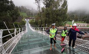 Potret Jembatan Gantung Kaca Bromo, Ikon Baru Wisata Alam di Jatim