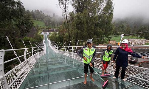 Potret Jembatan Gantung Kaca Bromo, Ikon Baru Wisata Alam di Jatim