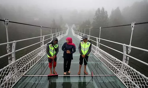 Jembatan Kaca Seruni Point Gunung Bromo Masuki Finishing, Dibuka Oktober 2023