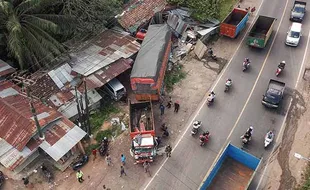 Kecelakaan Beruntun Libatkan 6 Mobil di Jambi, 2 Rumah Rusak