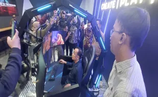 Mensesneg Jajal Kursi Gaming Rp300 Juta Bareng Gibran di Solo Technopark