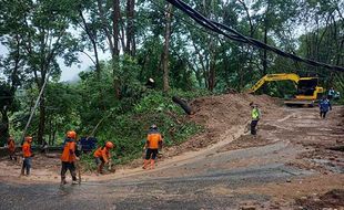 Pembersihan Material Longsor Jalur Jatiroto-Tirtomoyo Alas Tunggangan Wonogiri