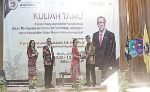 Jadi Dosen Tamu, Menkumham Yasonna Laoly Beri Wejangan ke Mahasiswa UKSW