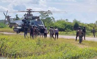 TNI Polri Berhasil Bebaskan 15 Pekerja Bangunan yang Disandera KKB Papua