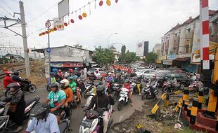 Jadi Perlintasan KA Tersibuk, Begini Padatnya Lalin di Depan Pasar Nongko Solo