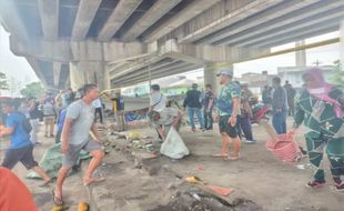 Satpol PP Bongkar 10 Lapak Milik PKL di Bawah Fly Over Tanjung Emas Semarang