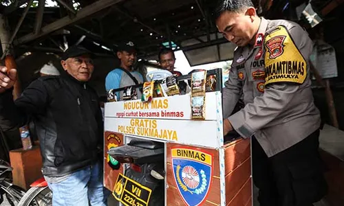 Aksi Polisi di Depok Berbagi Kopi Gratis, Jaga Kamtibmas dan Jalin Silaturahmi