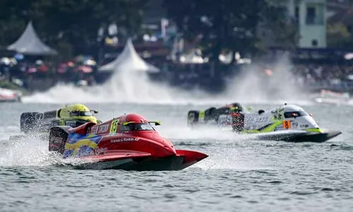 Aksi Pembalap F1 Powerboat Tampil di Kejuaraan Dunia F1H2O Danau Toba Sumut