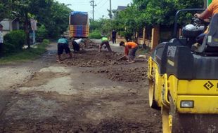 Sempat Ditanami Pohon Pisang, DPU Sragen Uruk Lubang Jalan Nglebak-Jambanan