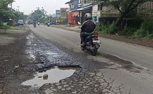 Banyak Lubang, Warga Sukoharjo Nantikan Realisasi Perbaikan Jalan