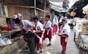 Edukasi Pedagang, Siswa SDN di Sragen Bersih-Bersih Lingkungan Pasar Jambangan