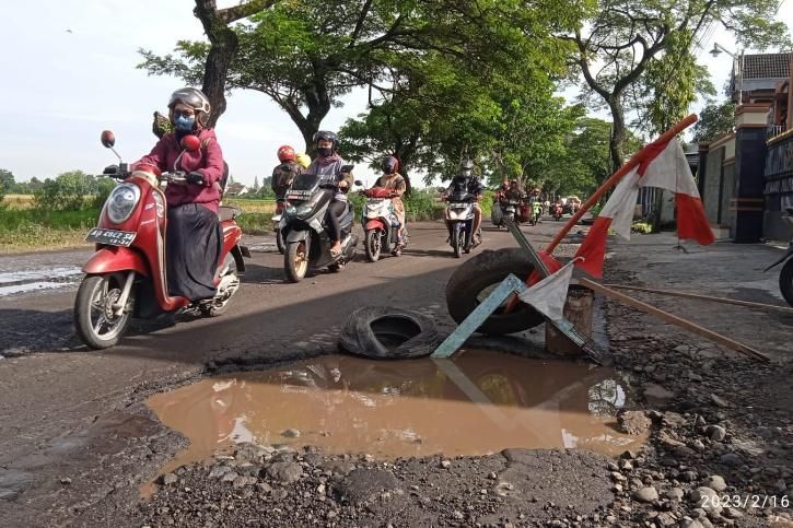 Tandai Jalan Berlubang Pakai Ban Bekas Tak Boleh Sembarangan