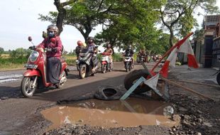 Tandai Jalan Berlubang Pakai Ban Bekas Tak Boleh Sembarangan