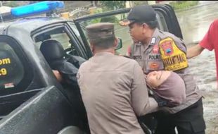 Hujan-Hujan Tolong Korban Kecelakaan, Video Kapolsek Sidoharjo Sragen  Viral