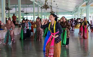 Potret Penari Pakualaman Jogja dan Mangkunegaran Belajar Tari Gambyong di Solo